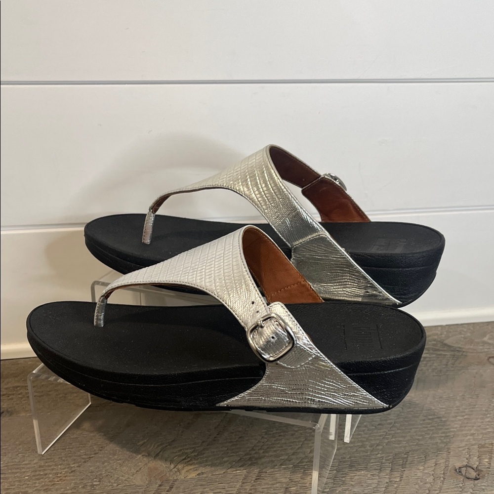 FitFlop The Shiny Silver Reptile Thong Flip Flops Sandals 350-011 Womens SZ 10 - Picture 2 of 7